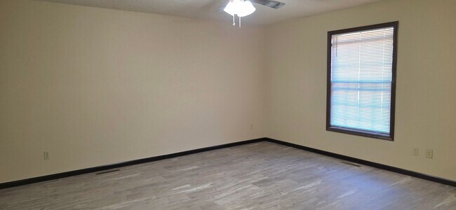 Building Photo - 2000 Square feet Duplex Southeast! $1195 Yard Care INCLUDED!