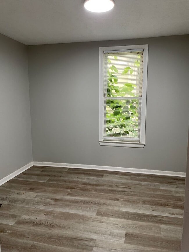 Building Photo - 592 E 3rd Ave