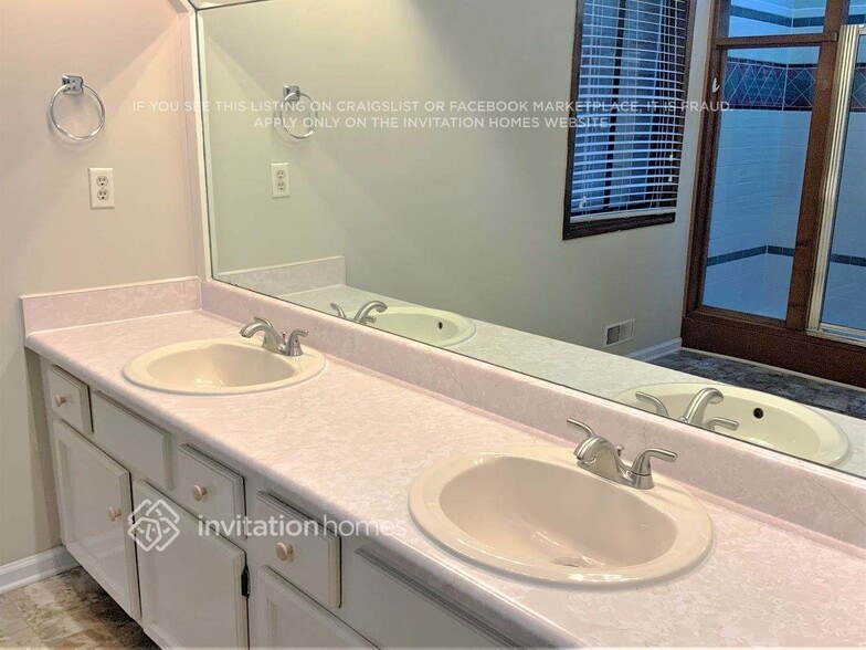 Building Photo - 1050 Rockcrest Dr