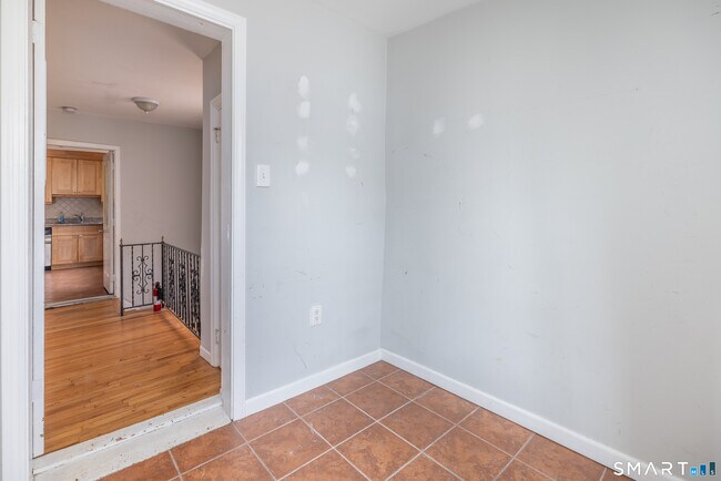 Building Photo - 727 Brewster St