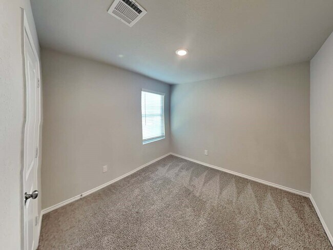 Building Photo - 144 Hollywood Dr