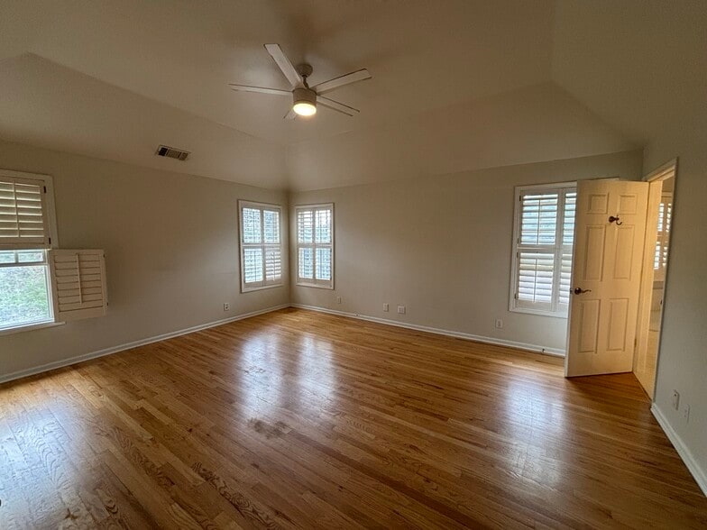 Building Photo - 740 Oak Crest Cir
