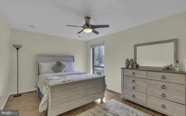 Building Photo - 11232 Chestnut Grove Square