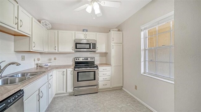 Building Photo - 7880 Palm Aire Ln