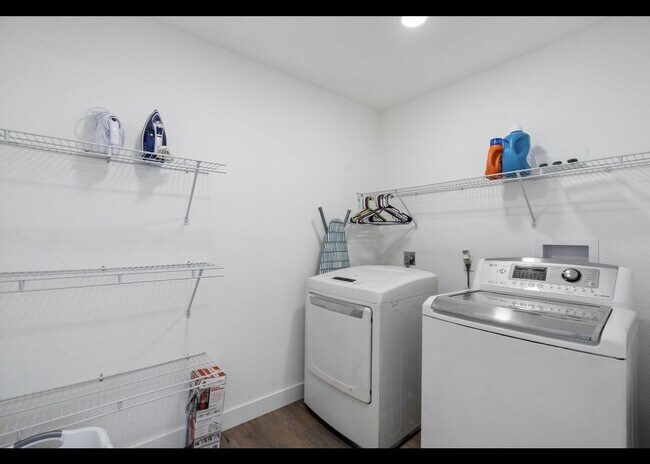 Building Photo - Fully Furnished Executive Rental in Las Ve...