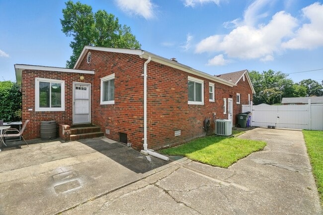 Building Photo - 8518 Devon St
