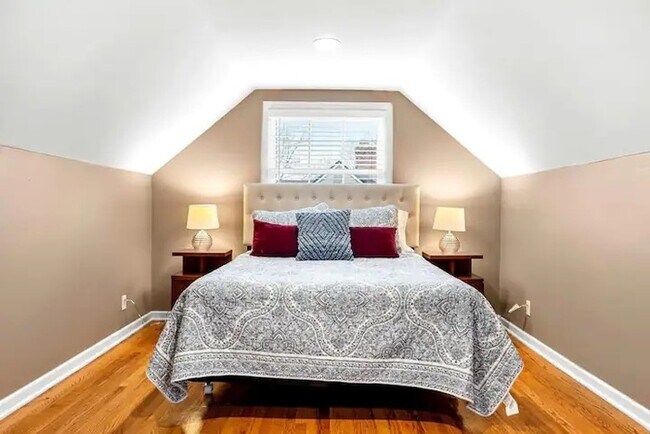Building Photo - Beautifully Furnished Home – Move-In Ready!