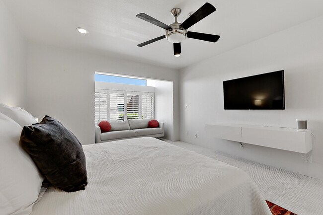 Building Photo - 835 Village Square S