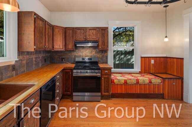Building Photo - Adorable 3br, 2ba West Seattle Remodel * B...
