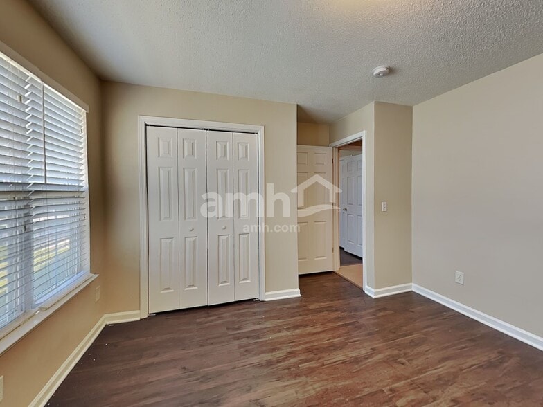 Building Photo - 555 Whistling Swan Dr