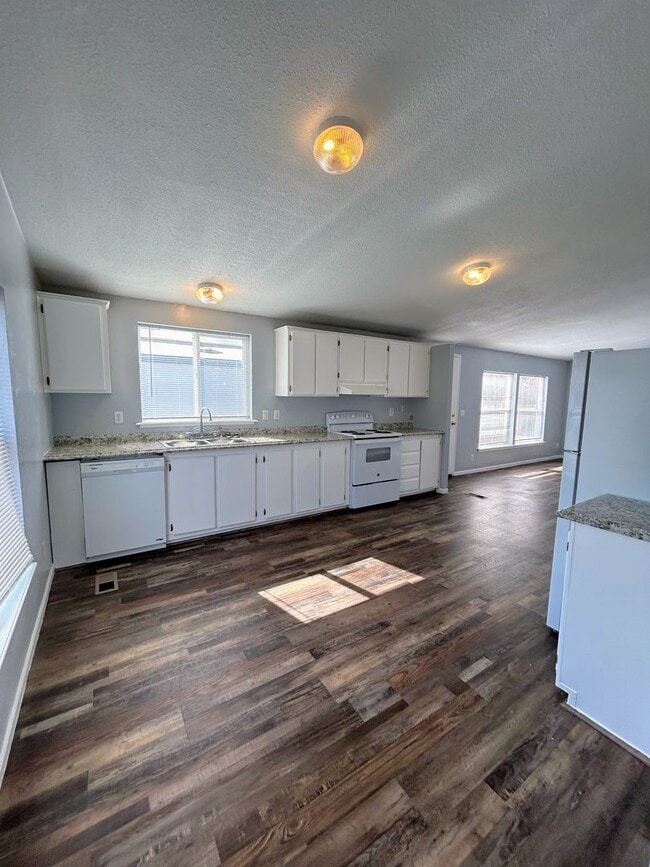 Building Photo - Centrally Located