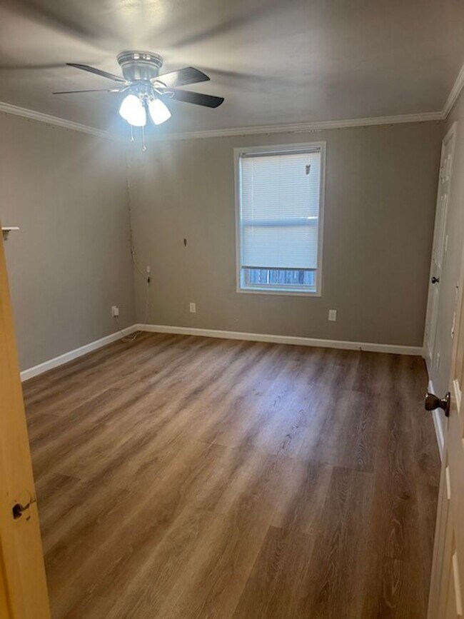 Building Photo - POOL AND APT/WORK SHOP/CRAFT ROOM