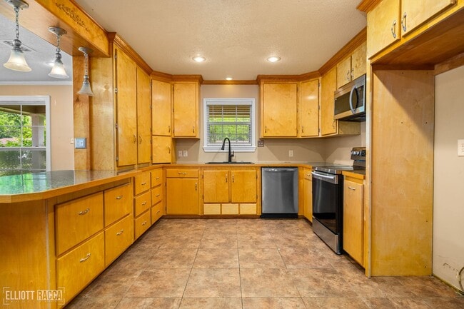 Building Photo - 2020 Clover Ln