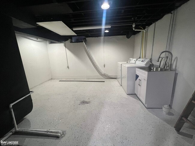 Building Photo - 4460 15 Mile Rd