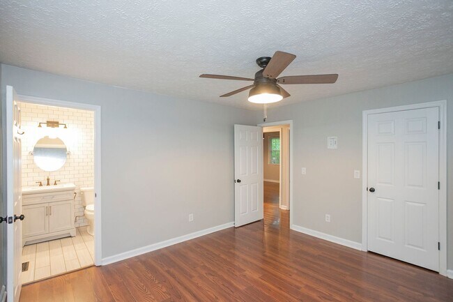 Building Photo - 1143 Bayview Dr