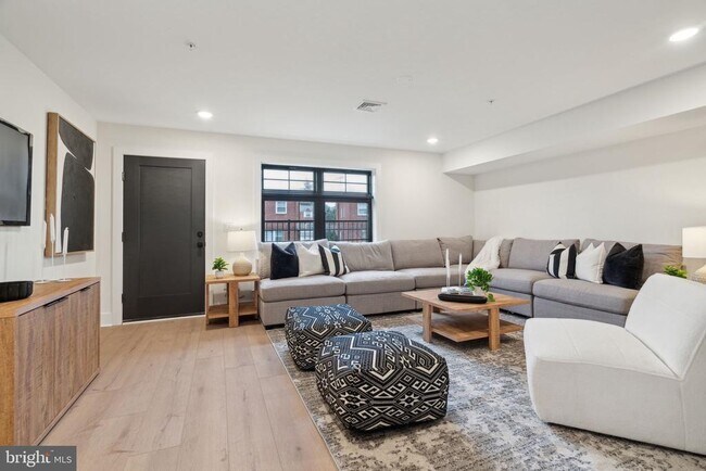 Building Photo - 7519 Ridge Ave