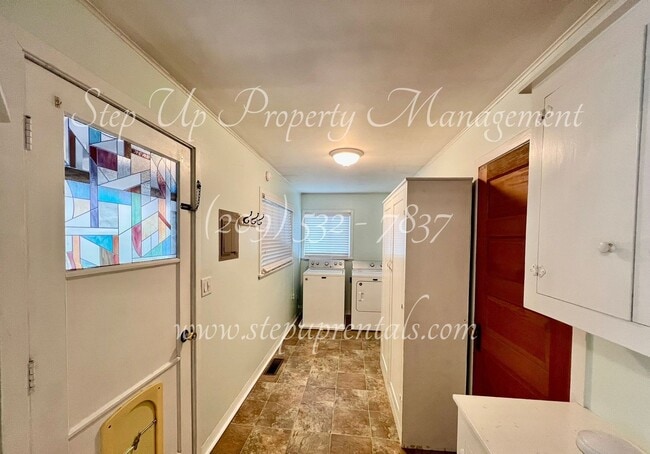 Building Photo - Cozy Downtown 2 Bedroom Bungalow in the He...