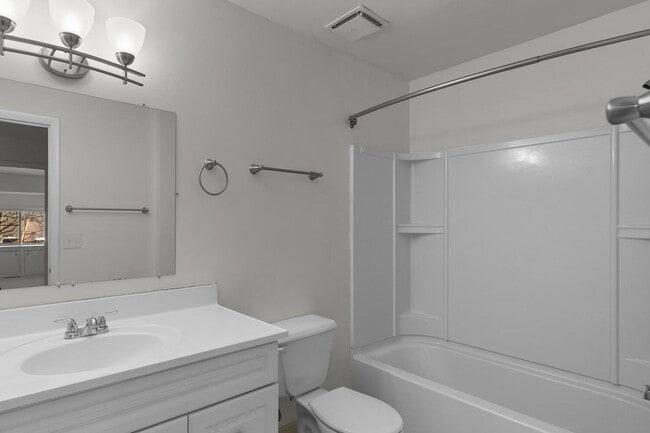 Building Photo - Updated 1800+ sq/ft 3 bdrm 2.5 bath end unit townhome