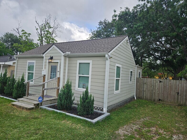 Building Photo - 2523 7th Ave N