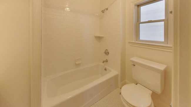 Building Photo - Lakeside 3 Bedroom / 3 Bathroom Single Fam...