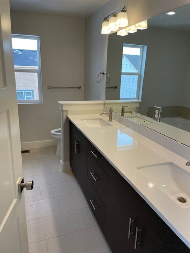 Building Photo - 4 bedroom/2.5 bathroom House in West Point