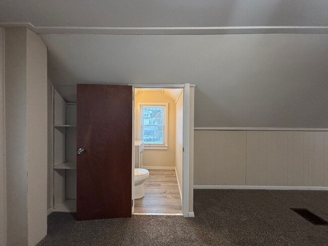 Building Photo - 3 Bedroom 1.5 Bath House - Parking/Laundry Hook-Ups!