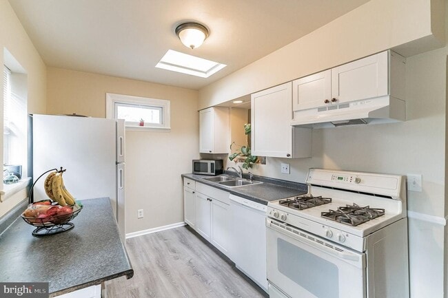 Building Photo - Spacious 3-Bedroom Home with Deck and Bonu...