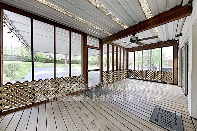 Building Photo - 537 Whispering Hills Dr