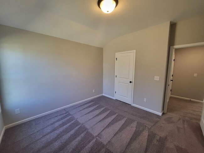 Building Photo - Inviting 5 Bedroom 3 Bath Beautiful Rental