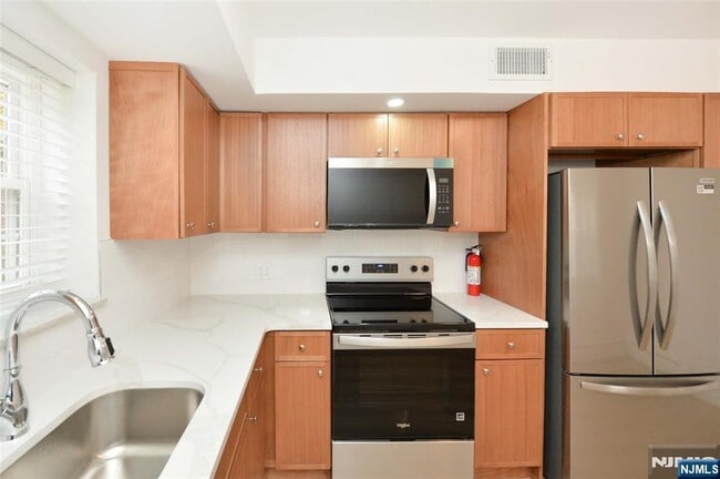 Building Photo - 20-30-30 Ridge Rd