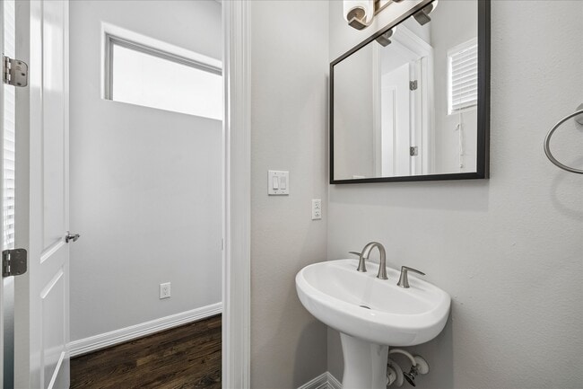 Building Photo - 1613 Crockett St