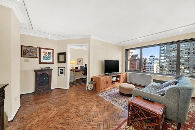 Building Photo - 247 E Chestnut St