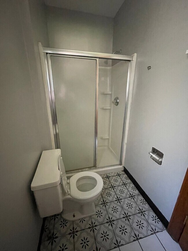 Building Photo - Large Brick 7 bedroom home. email Amber@os...