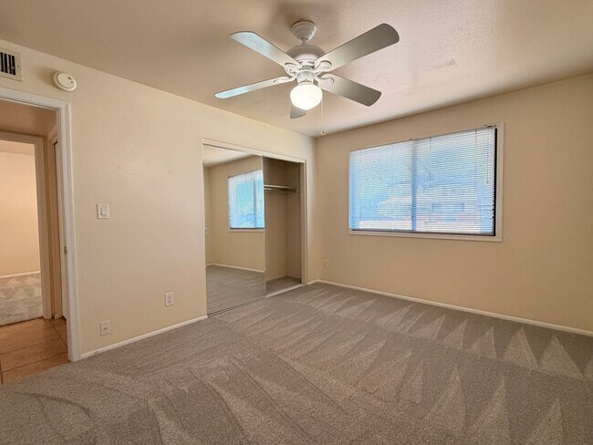 Building Photo - 718 E Manhatton Dr