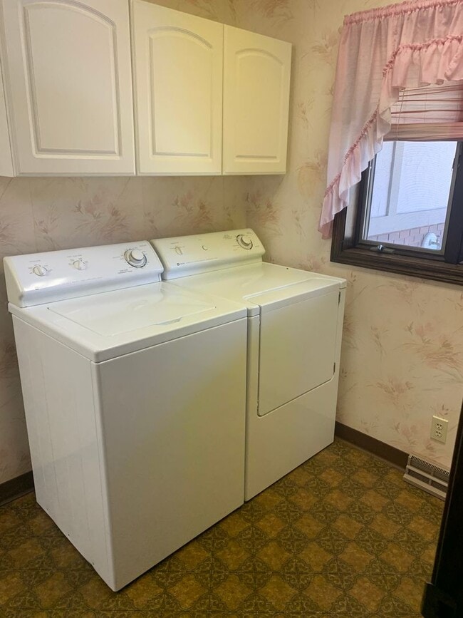 Building Photo - Looking for country living? Check out this...