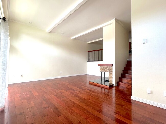 Primary Photo - Spacious 3-Bedroom Condo for Rent in UTC –...