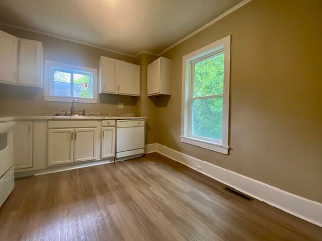 Building Photo - 2-Bed 2 bath | 5 Minutes to Downtown (1/2 mo offer -see below) Yard wk included