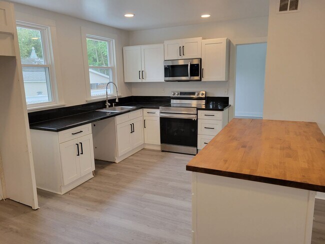 Building Photo - Gorgeous 5 bed 3.5 Bath in Madisonville!!