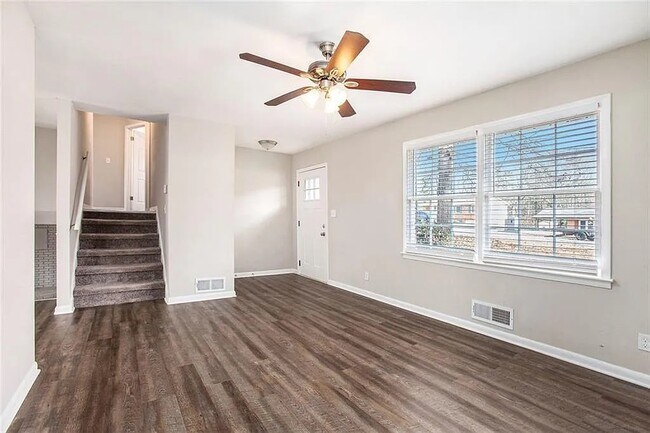 Building Photo - 2625 Crestdale Cir SE