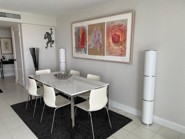 Building Photo - 10000 W Bay Harbor Dr