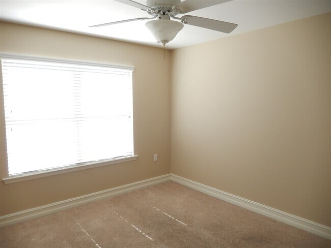 Building Photo - 1520 Crescent Hills Dr
