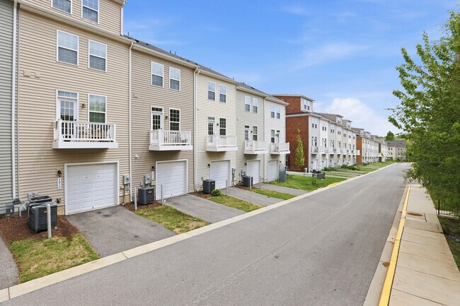 Building Photo - 4915 Crest View Dr