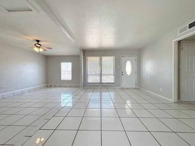 Building Photo - Northeast El Paso 3 Bed Refrig A/C!