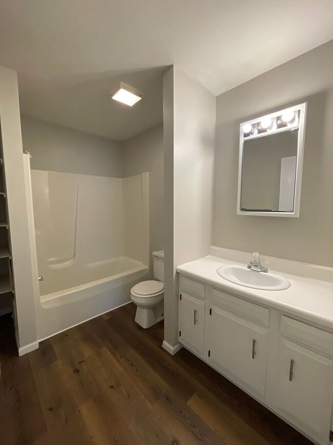 Building Photo - Welcome to this beautifully renovated 2-bedroom, 1.5-bathroom home in Columbus, OH!