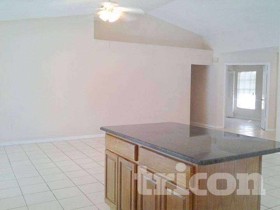 Building Photo - 925 Sandywood Dr