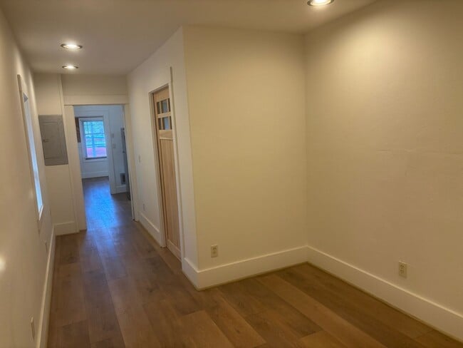 Building Photo - 2 Bedroom 1 Bath single family home