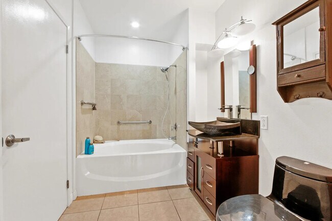 Building Photo - 488 E Ocean Blvd