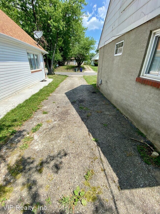 Building Photo - 4 br, 1 bath House - 3365 Eakin Road