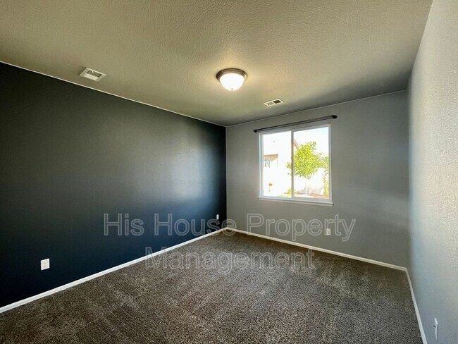Building Photo - 842 Sunlight Peak Dr