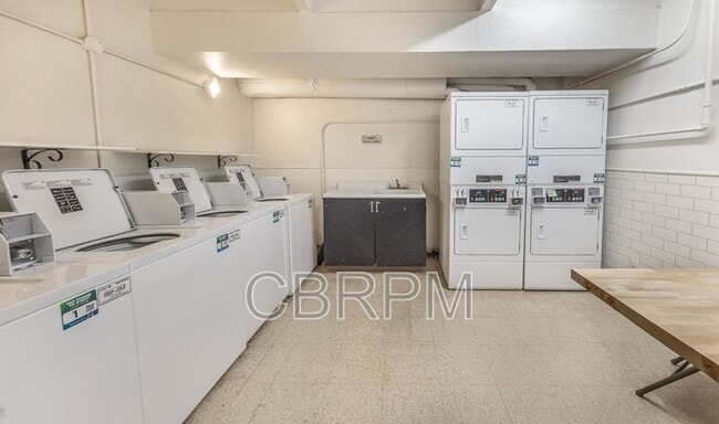 Building Photo - 2601 York Ave